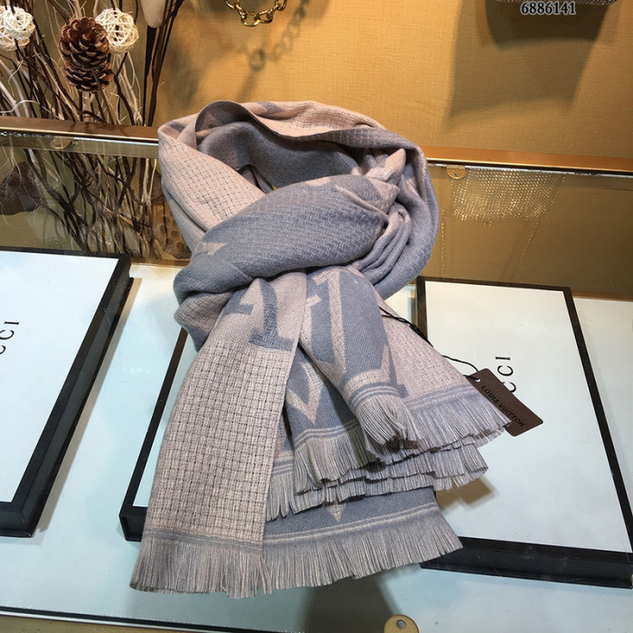 l**is V*t*n scarf