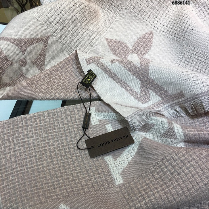 l**is V*t*n scarf
