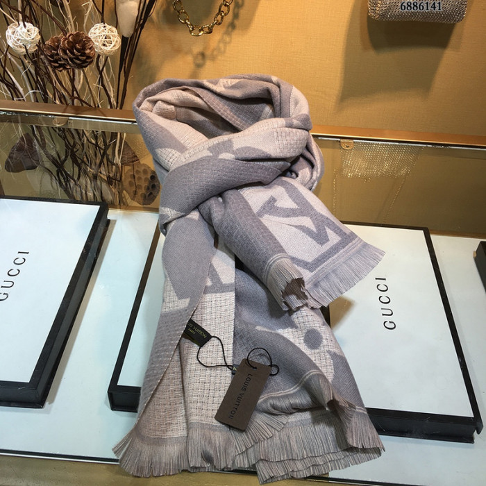 l**is V*t*n scarf