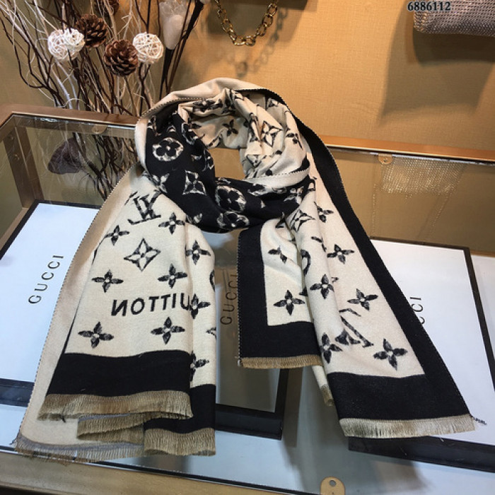 l**is V*t*n scarf
