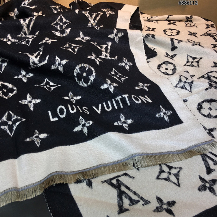 l**is V*t*n scarf